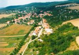 Letecký pohled na obec, ulice Žleby a Brána.