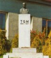 Busta T. G. Masaryka na svahu u školy - červenou plechovou hvězdu (zmizela již před revolucí 1989) nahradila bronzová kopie původní busty - rekonstruováno v roce 1992